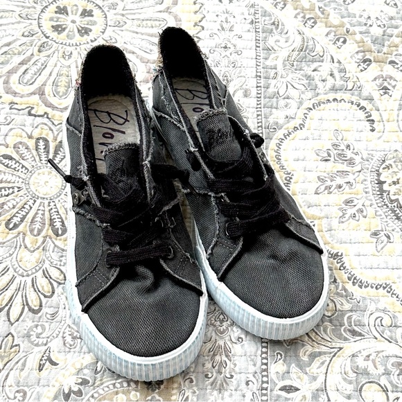 Blowfish women’s Sneakers - slip on, no tie - distressed black READ DESCRIPTION - Picture 1 of 9